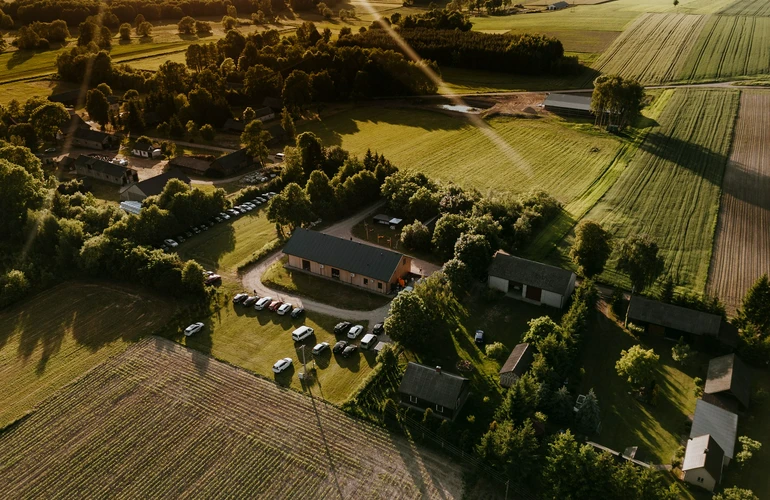 zdjęcie z dronu stodoły weselnej